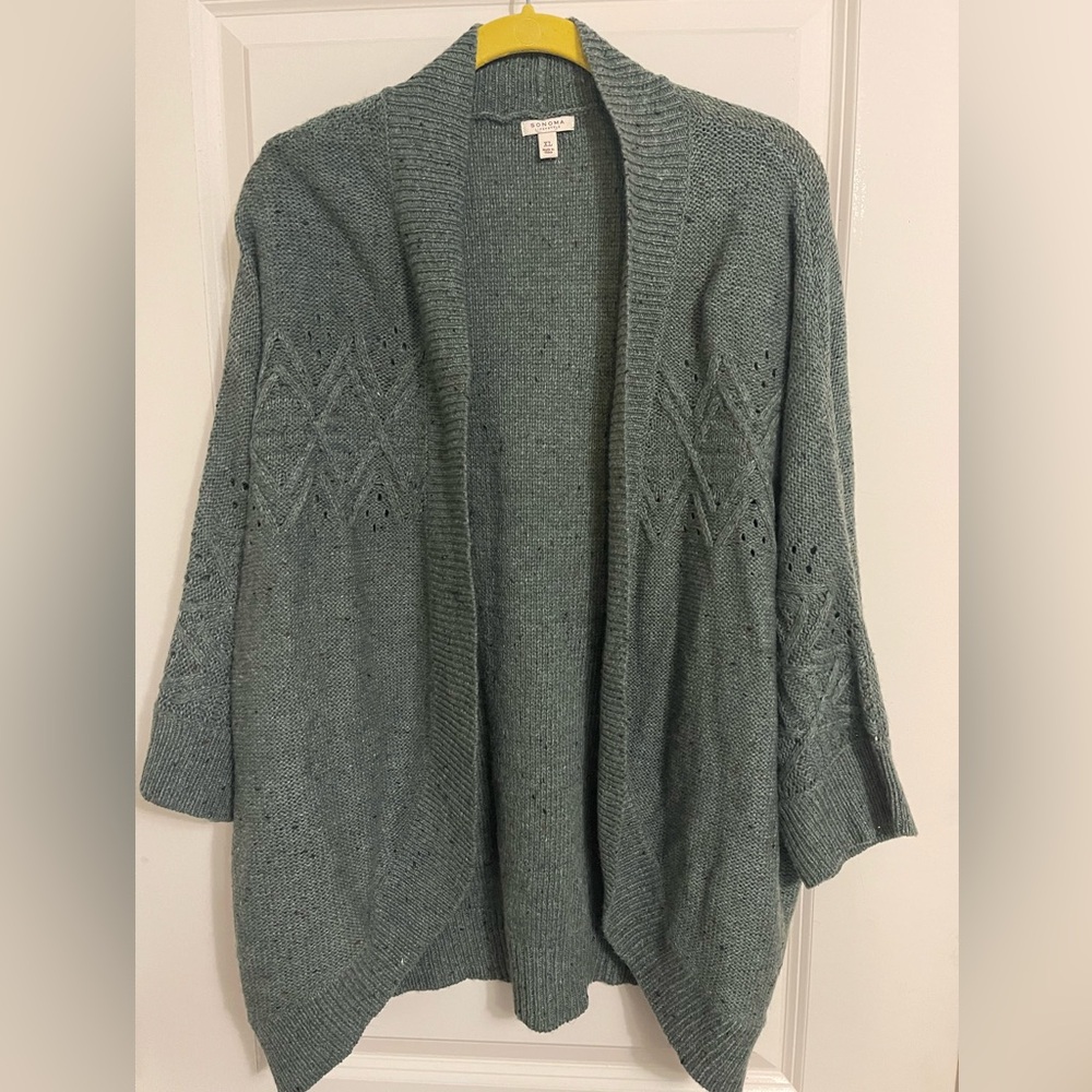 Short/mid length sleeve sweater